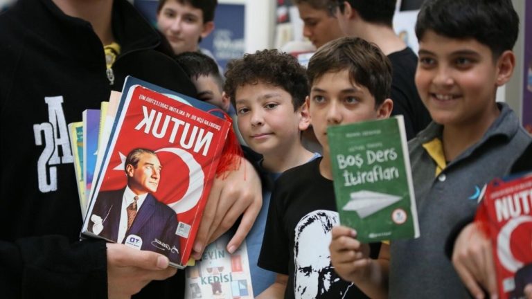 Kepez’de eğitimde dayanışma köprüsü: Kitap Kumbaraları kuruldu